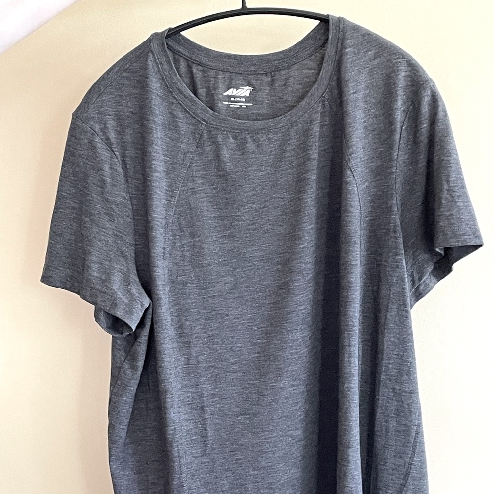 Avia short sleeve wicking sport tee. Grey. Women’s size XL. Cooling fabric.